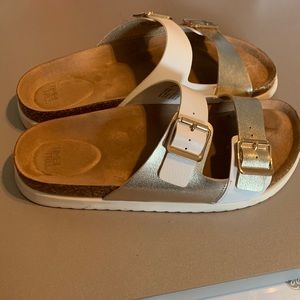 Womens summer sandals good for “dressed up” but comfortable look.
